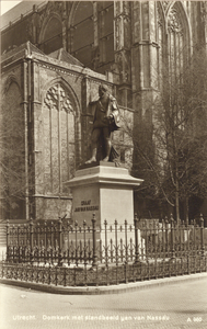 4002 Gezicht op het standbeeld Jan van Nassau (Domplein) te Utrecht met op de achtergrond de Domkerk.
